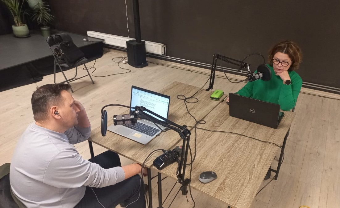 Букмекер просматривает обновления на экране телефона